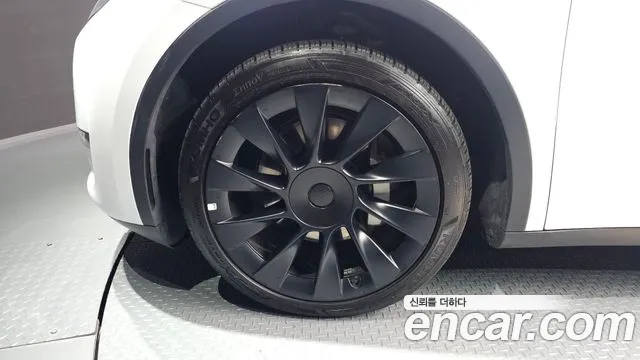 Tesla Model Y — Фото автомобиля 5