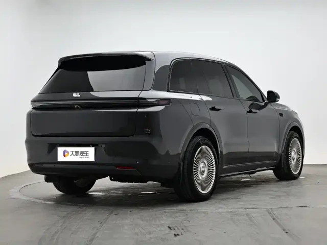Li Auto L8 — Фото автомобиля 3