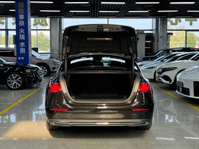 Mercedes-Benz E-Class — Фото автомобиля 13
