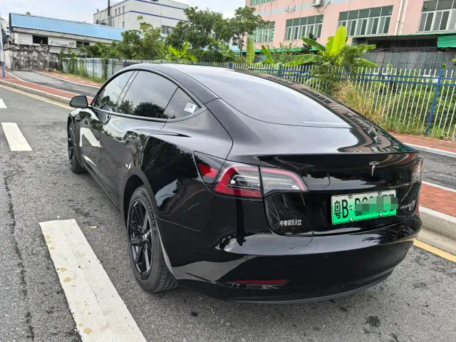 Tesla Model 3 — Фото автомобиля 4