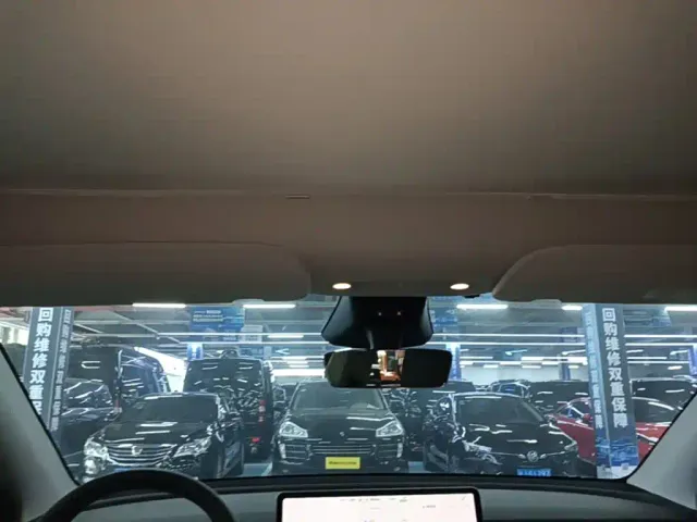 Tesla Model Y — Фото автомобиля 13