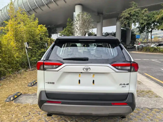 Toyota RAV4 — Фото автомобиля 9
