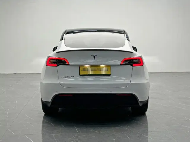 Tesla Model Y — Фото автомобиля 5