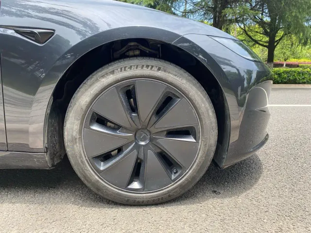Tesla Model 3 — Фото автомобиля 12