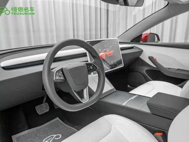 Tesla Model 3 — Фото автомобиля 12