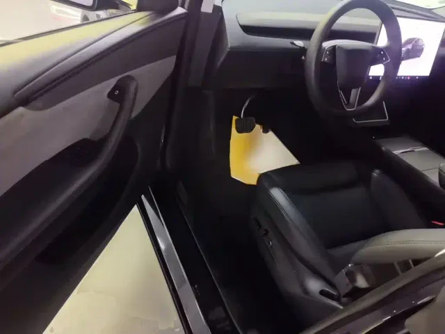 Tesla Model Y — Фото автомобиля 14