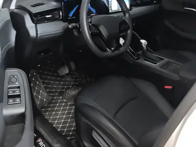 Roewe i5 — Фото автомобиля 9
