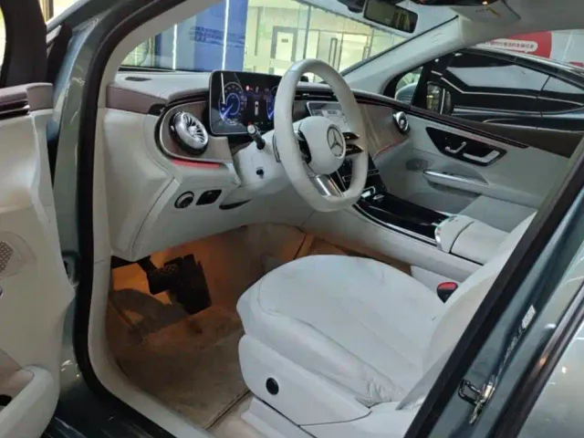 Mercedes-Benz EQE SUV — Фото автомобиля 7