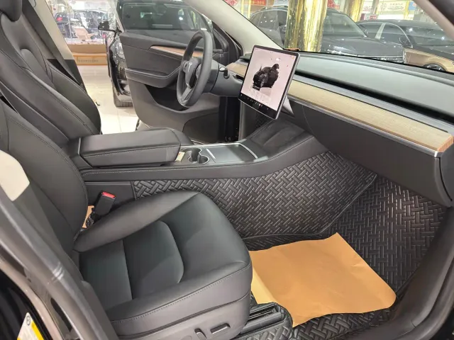 Tesla Model Y — Фото автомобиля 8