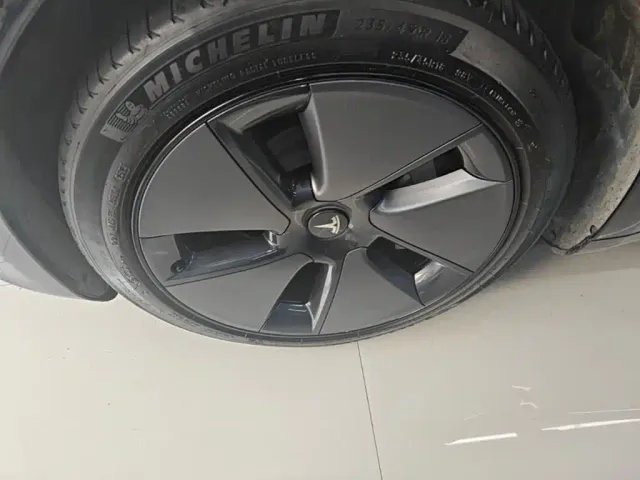 Tesla Model 3 — Фото автомобиля 22