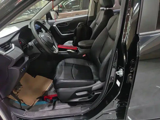 Toyota RAV4 — Фото автомобиля 14