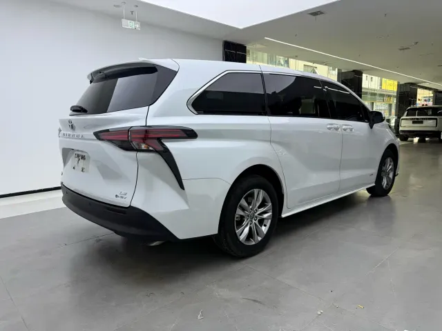 Toyota Sienna — Фото автомобиля 2