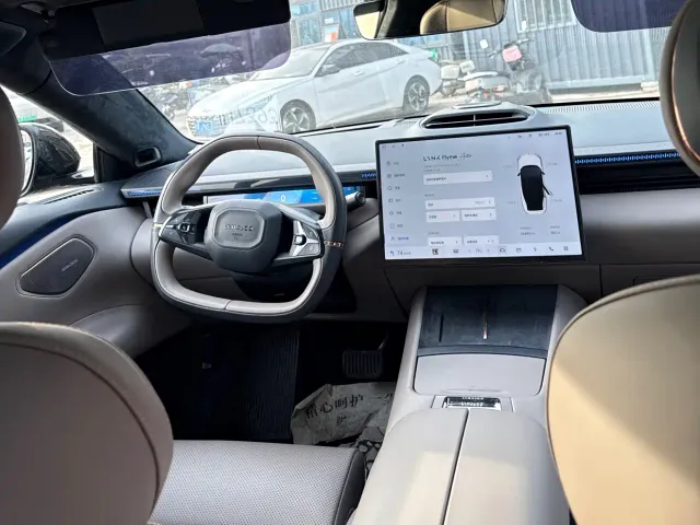 Lynk & Co Z10 — Фото автомобиля 9