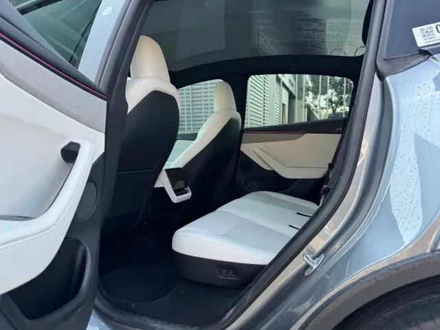 Tesla Model Y — Фото автомобиля 16