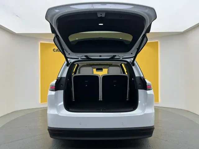 Li Auto i8 — Фото автомобиля 11