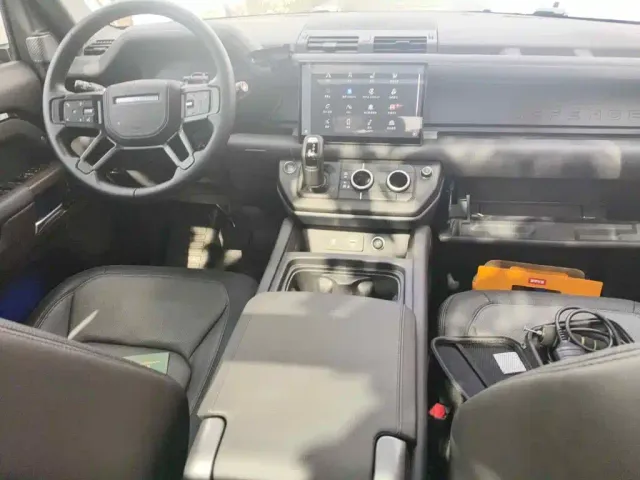 Land Rover Defender — Фото автомобиля 11