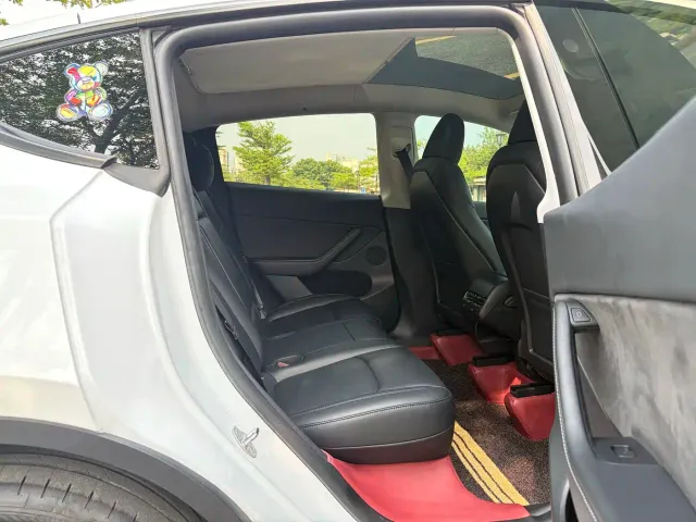 Tesla Model Y — Фото автомобиля 19