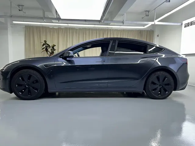 Tesla Model 3 — Фото автомобиля 10