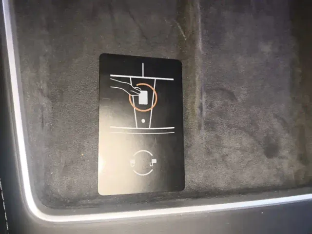 Tesla Model Y — Фото автомобиля 8