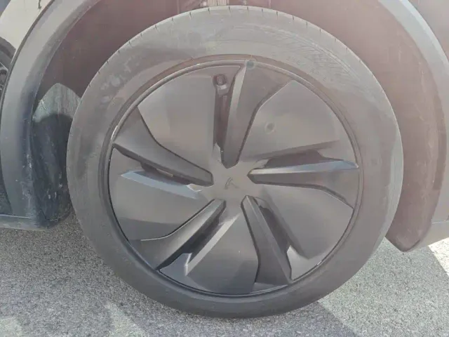 Tesla Model Y — Фото автомобиля 6