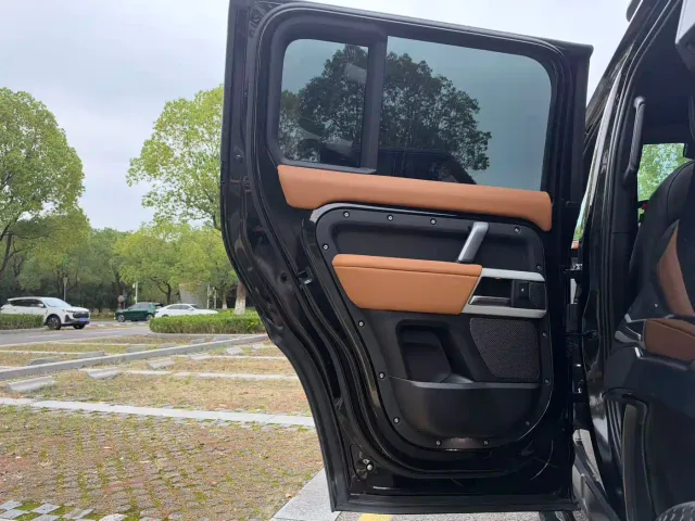 Land Rover Defender — Фото автомобиля 12
