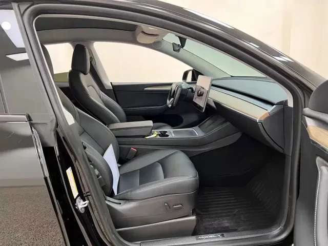 Tesla Model Y — Фото автомобиля 28