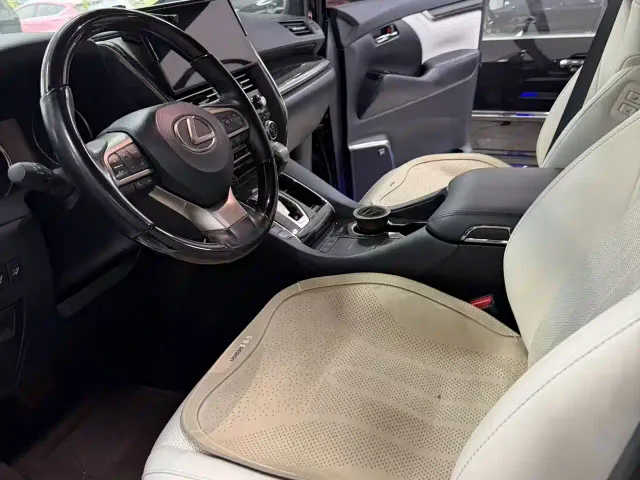 Lexus LM — Фото автомобиля 10