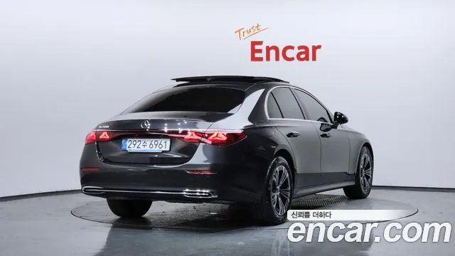 Mercedes-Benz E-Class — Фото автомобиля 2