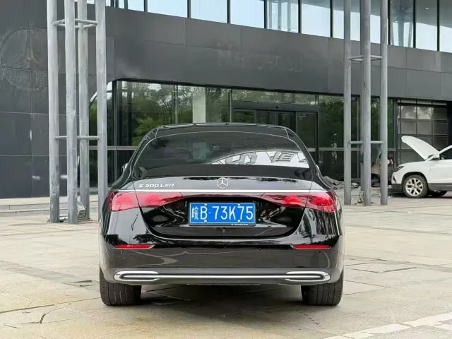 Mercedes-Benz E-Class — Фото автомобиля 4
