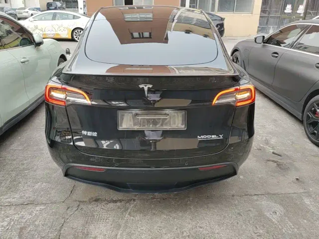 Tesla Model Y — Фото автомобиля 5