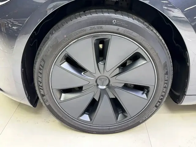 Tesla Model 3 — Фото автомобиля 13
