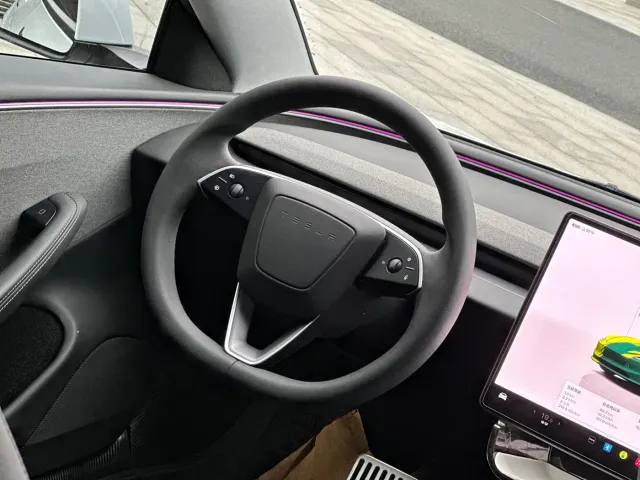 Tesla Model 3 — Фото автомобиля 12