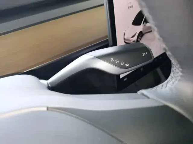 Tesla Model Y — Фото автомобиля 13