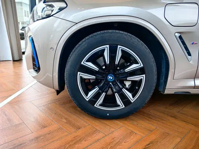 BMW iX3 — Фото автомобиля 11