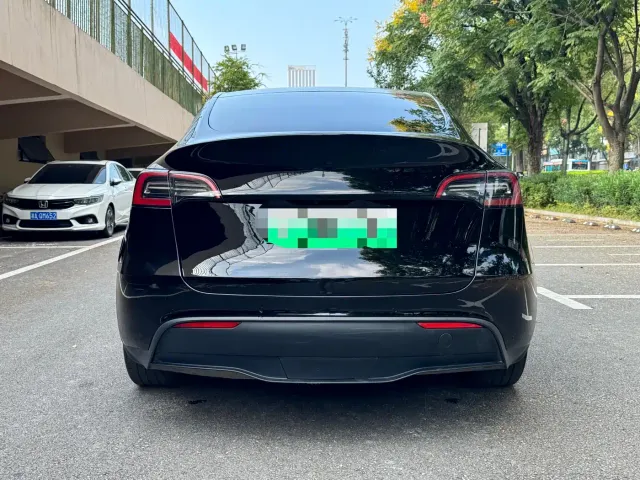 Tesla Model Y — Фото автомобиля 4