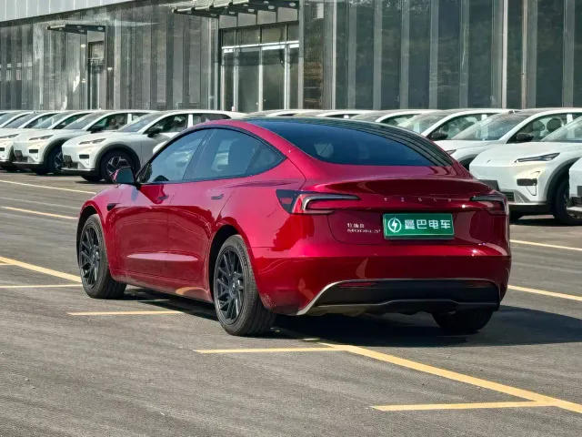 Tesla Model 3 — Фото автомобиля 8