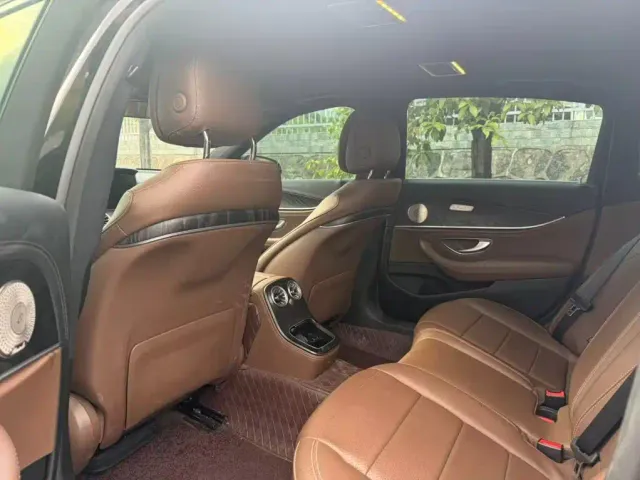 Mercedes-Benz E-Class — Фото автомобиля 4
