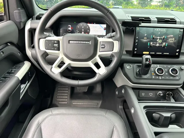 Land Rover Defender — Фото автомобиля 12