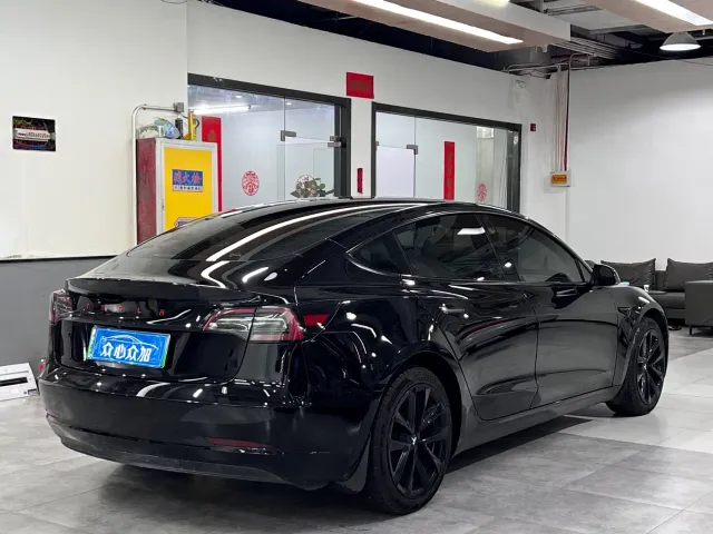 Tesla Model 3 — Фото автомобиля 2