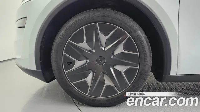 Tesla Model Y — Фото автомобиля 5