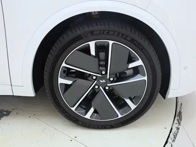 Li Auto L8 — Фото автомобиля 28