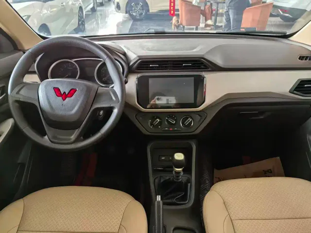 Wuling Hongguang — Фото автомобиля 4