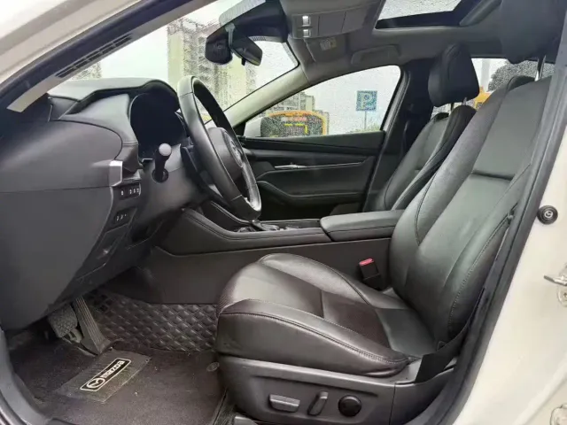 Mazda Axela — Фото автомобиля 4