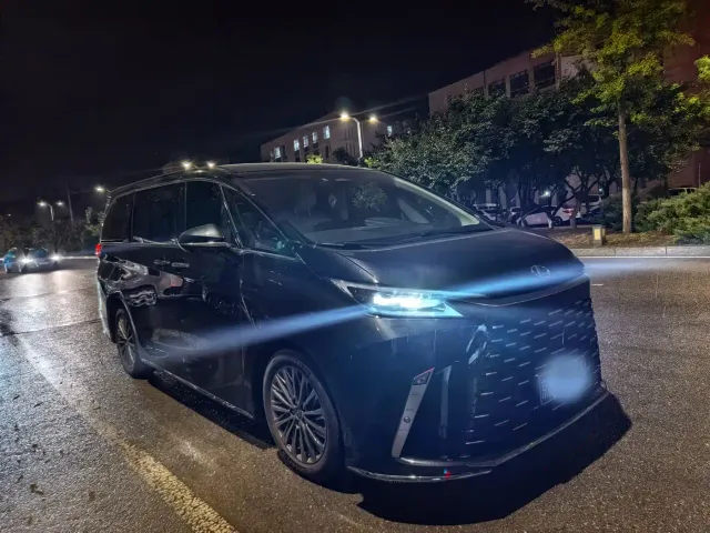 Lexus LM — Фото автомобиля 3