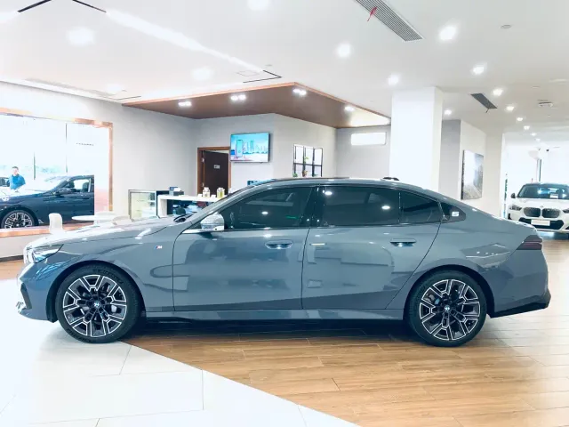 BMW 5 Series — Фото автомобиля 13