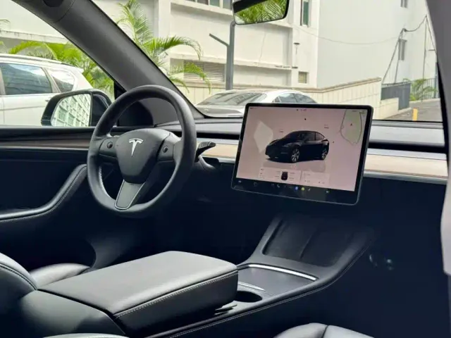 Tesla Model Y — Фото автомобиля 6