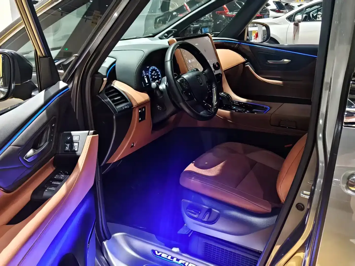 Toyota Vellfire 2024 Crown Hybrid 2.5L Premium Edition — Фото автомобиля 6