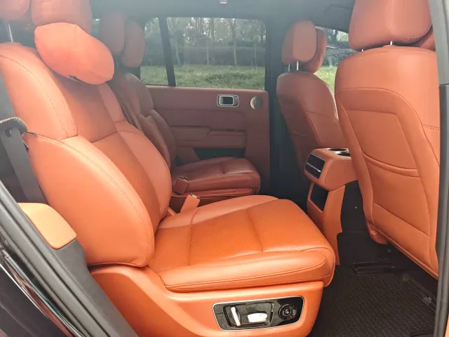 Li Auto L8 — Фото автомобиля 16