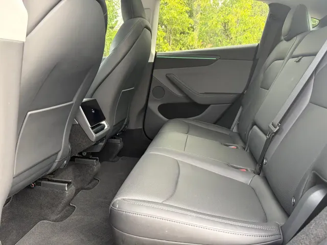 Tesla Model Y — Фото автомобиля 11