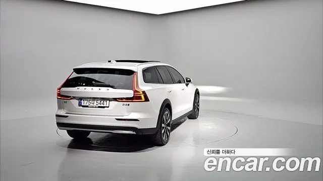 Volvo V60 Cross Country 2nd Gen — Фото автомобиля 2